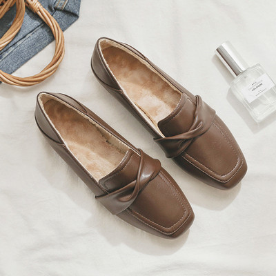 Alkalmi női bőrcipő meleg béléssel és lapos talppal