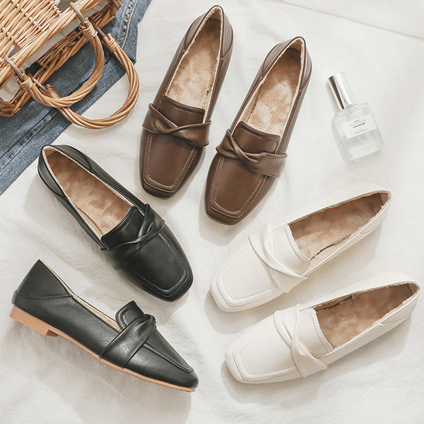 Alkalmi női bőrcipő meleg béléssel és lapos talppal