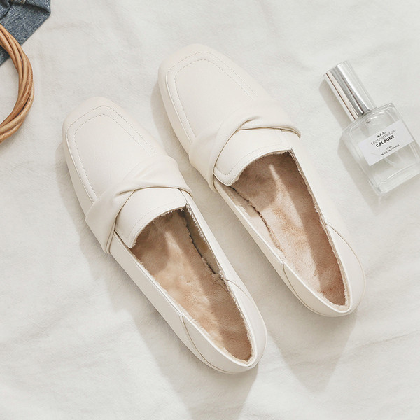 Alkalmi női bőrcipő meleg béléssel és lapos talppal