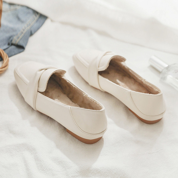 Alkalmi női bőrcipő meleg béléssel és lapos talppal