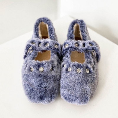 Modern női pehelycipő lapos talppal és fém elemekkel