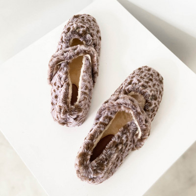 Modern női pehelycipő lapos talppal és fém elemekkel