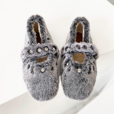 Modern női pehelycipő lapos talppal és fém elemekkel