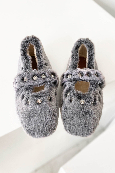 Modern női pehelycipő lapos talppal és fém elemekkel