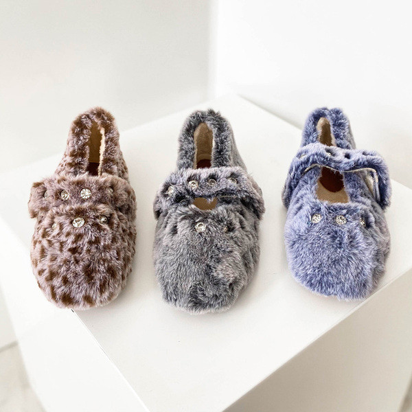 Modern női pehelycipő lapos talppal és fém elemekkel