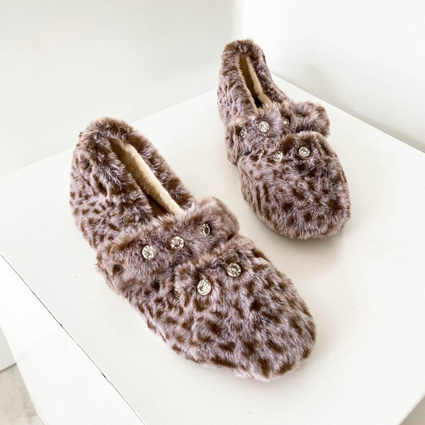 Modern női pehelycipő lapos talppal és fém elemekkel