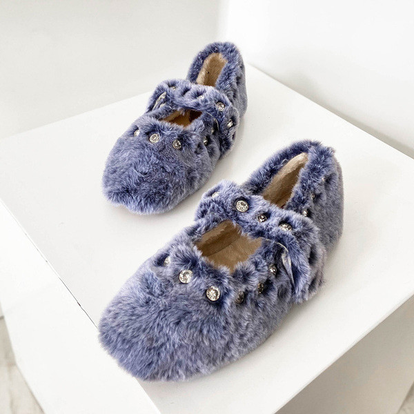 Modern női pehelycipő lapos talppal és fém elemekkel