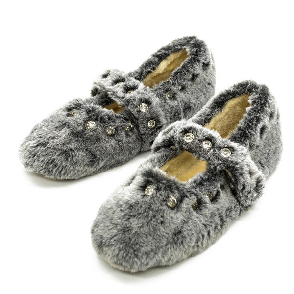 Modern női pehelycipő lapos talppal és fém elemekkel