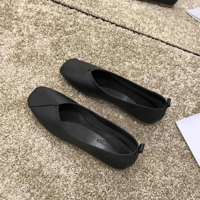 Műbőrből készült modern női cipő, lapos talppal