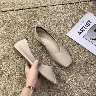 Műbőrből készült modern női cipő, lapos talppal