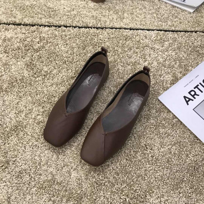 Műbőrből készült modern női cipő, lapos talppal