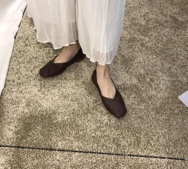 Műbőrből készült modern női cipő, lapos talppal