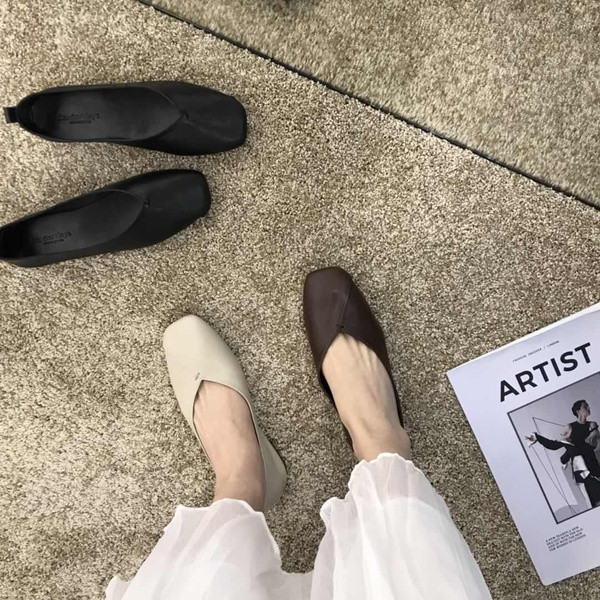 Műbőrből készült modern női cipő, lapos talppal