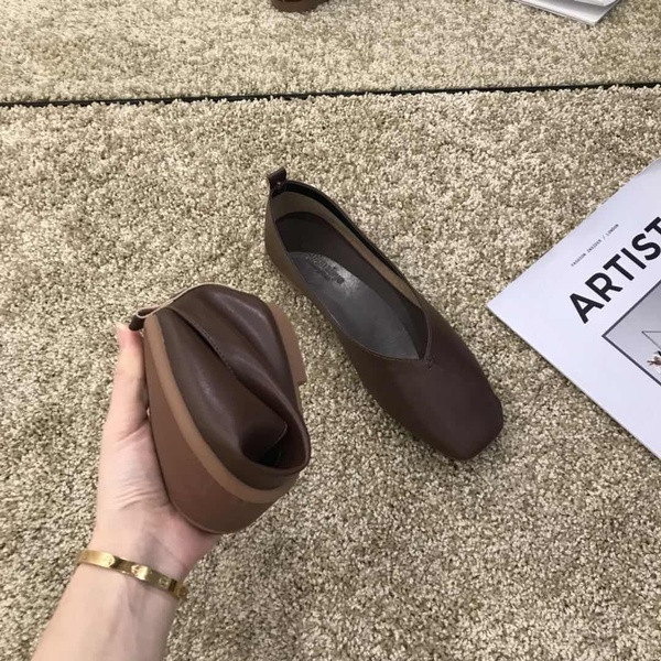 Műbőrből készült modern női cipő, lapos talppal