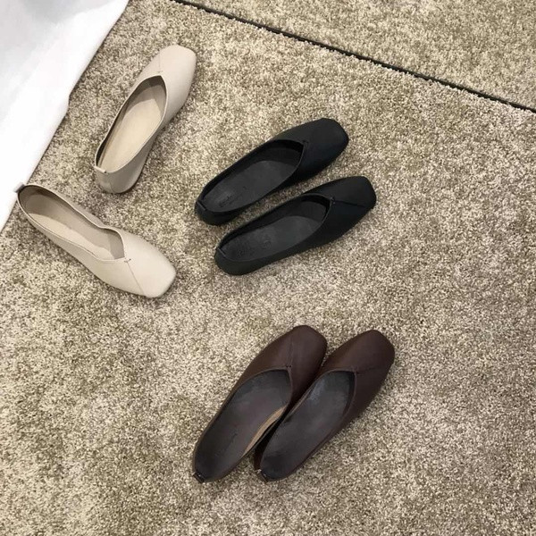 Műbőrből készült modern női cipő, lapos talppal