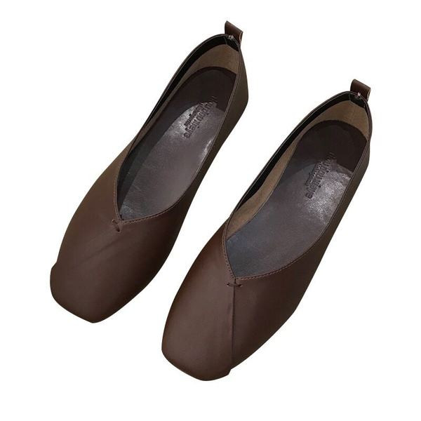 Műbőrből készült modern női cipő, lapos talppal