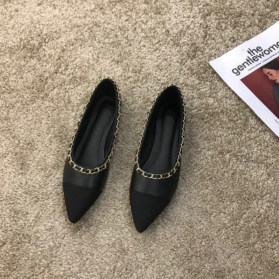 Kihegyezett női cipő modell fém lánccal