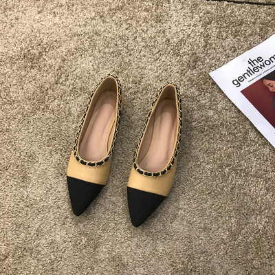 Kihegyezett női cipő modell fém lánccal