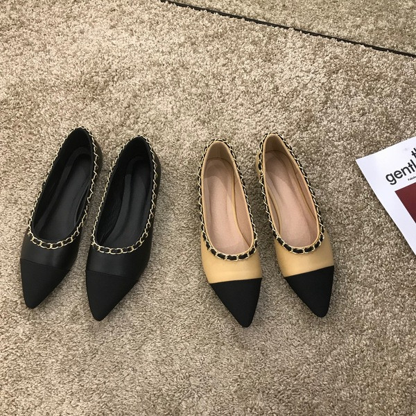 Kihegyezett női cipő modell fém lánccal