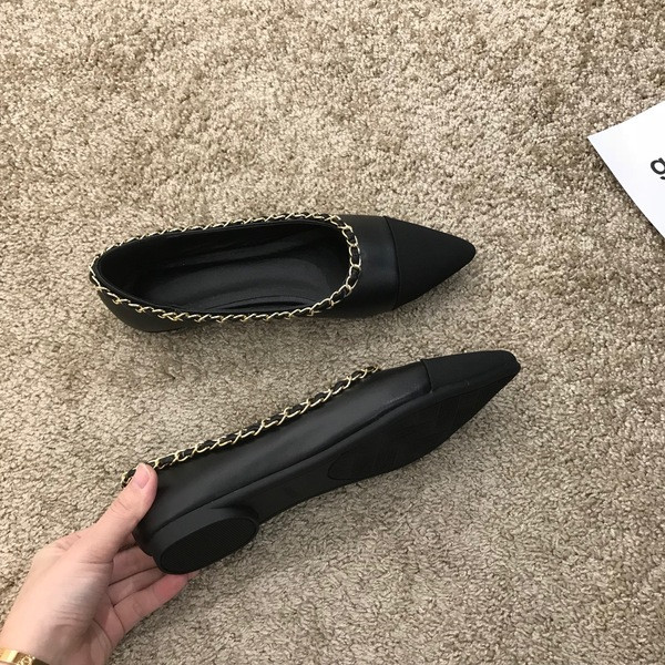 Kihegyezett női cipő modell fém lánccal