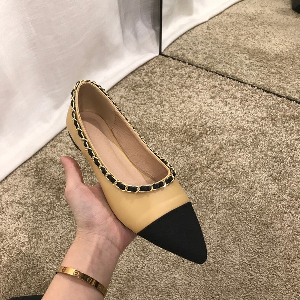 Kihegyezett női cipő modell fém lánccal