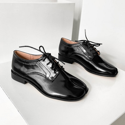 Új modell lakkbőr női cipő fűzős fekete színben