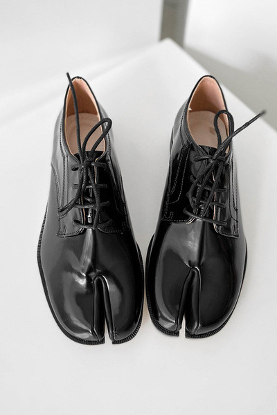 Új modell lakkbőr női cipő fűzős fekete színben