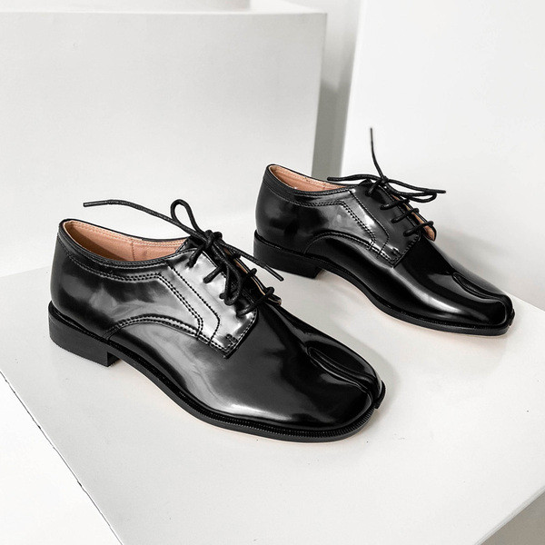 Új modell lakkbőr női cipő fűzős fekete színben