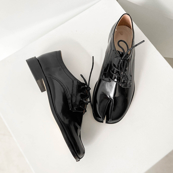 Új modell lakkbőr női cipő fűzős fekete színben