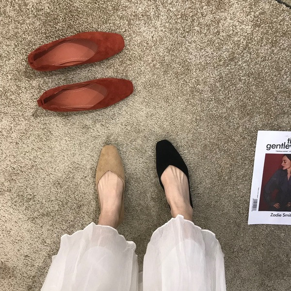 Egyszínű női cipő öko velúrból, lapos talppal