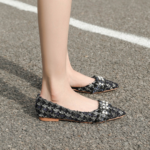 Női alkalmi cipő gyöngyökkel, lapos talppal