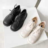 Aktuális eko bőrből készült női cipők lapos talppal és fűzővel