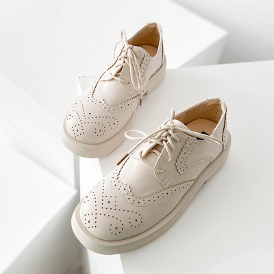 Aktuális eko bőrből készült női cipők lapos talppal és fűzővel