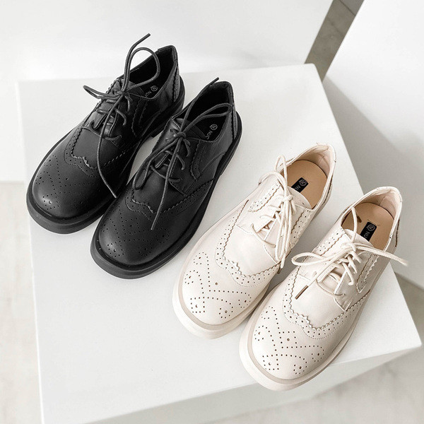 Aktuális eko bőrből készült női cipők lapos talppal és fűzővel