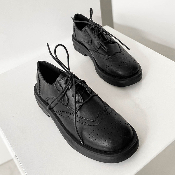 Aktuális eko bőrből készült női cipők lapos talppal és fűzővel