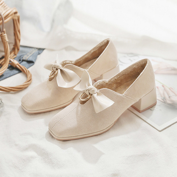 Női bőrcipő szalaggal és meleg béléssel