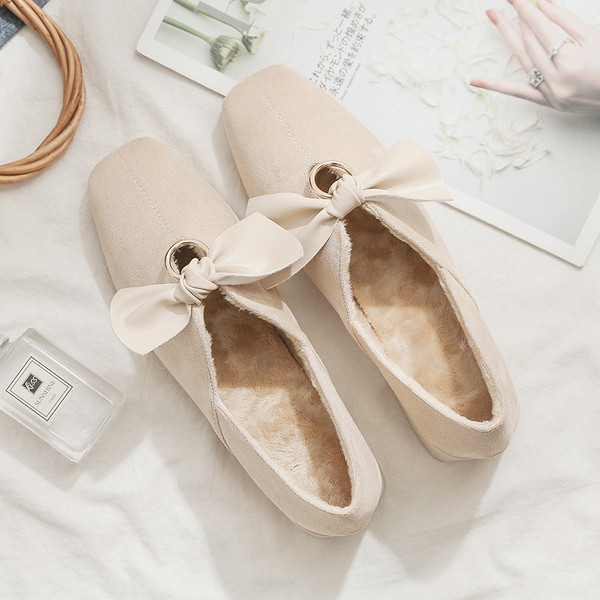 Női bőrcipő szalaggal és meleg béléssel