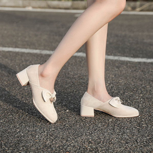 Női bőrcipő szalaggal és meleg béléssel