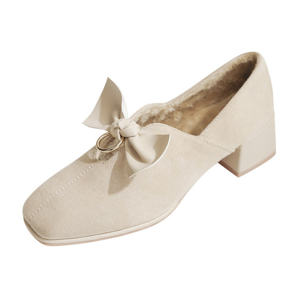 Női bőrcipő szalaggal és meleg béléssel