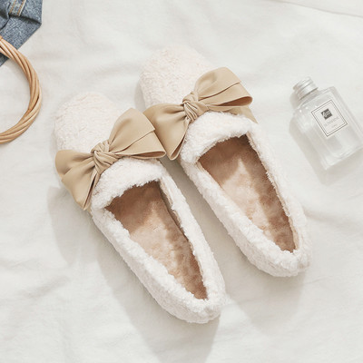Női pehelycipő meleg béléssel és szalagokkal