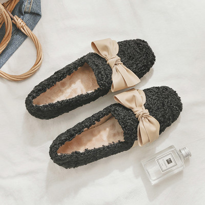 Női pehelycipő meleg béléssel és szalagokkal