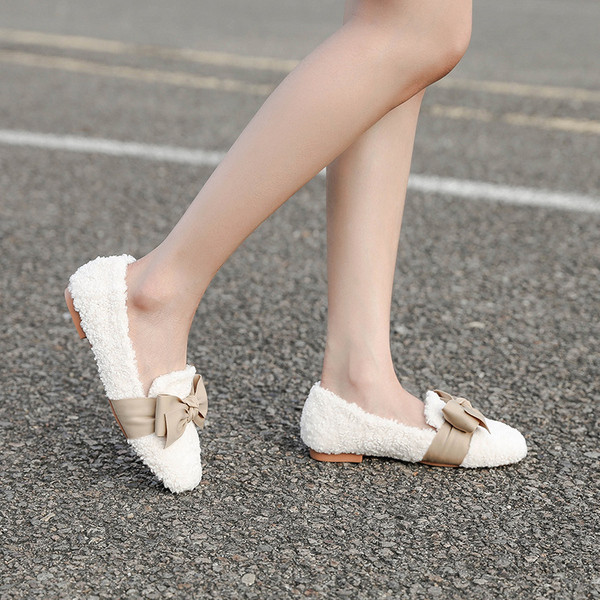 Női pehelycipő meleg béléssel és szalagokkal