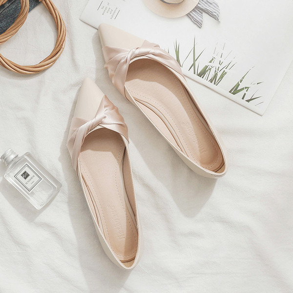 Lapos talpú, hegyes női cipő