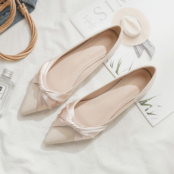 Lapos talpú, hegyes női cipő