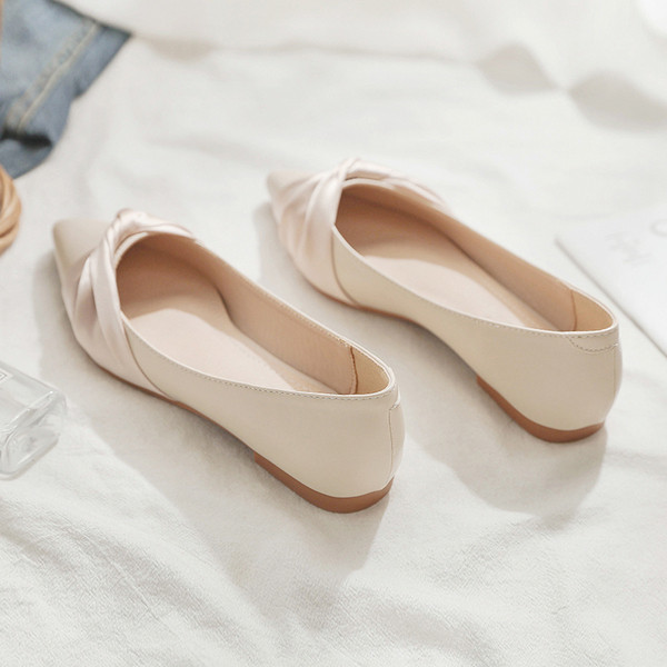 Lapos talpú, hegyes női cipő