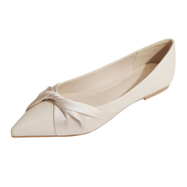 Lapos talpú, hegyes női cipő