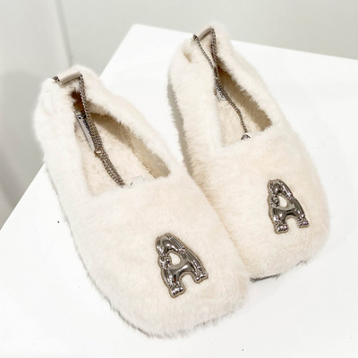 Női pehelycipő fémlánccal és kövekkel