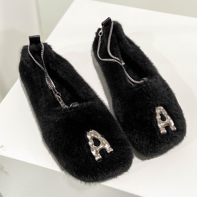 Női pehelycipő fémlánccal és kövekkel