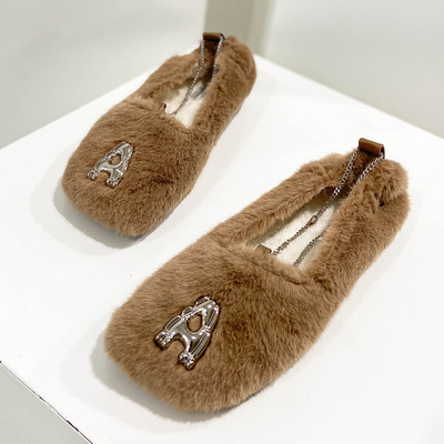 Női pehelycipő fémlánccal és kövekkel