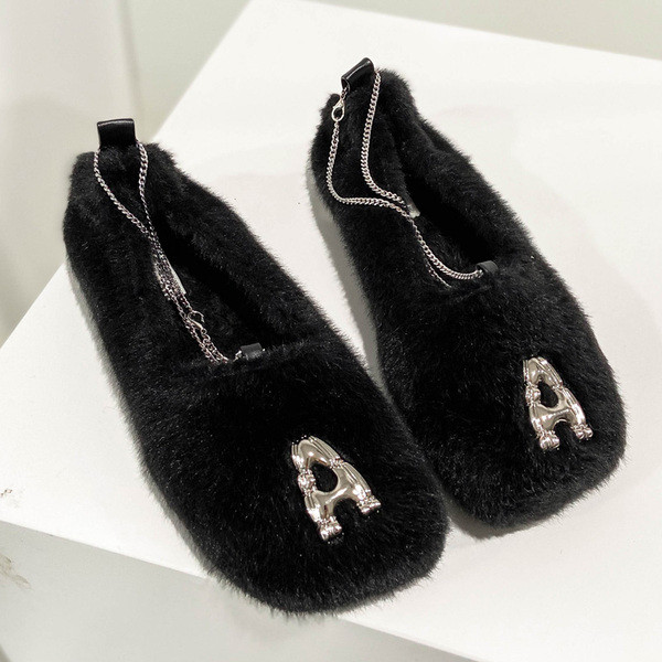 Női pehelycipő fémlánccal és kövekkel